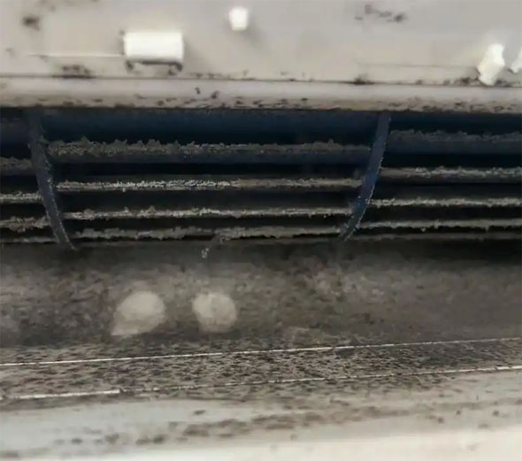 双台子空调吹的风有股烧焦味是怎么回事